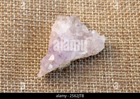 set di varie pietre minerali naturali ametista e pietre preziose su sfondo di carta nera vista dall'alto Foto Stock