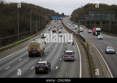 Eccesso di traffico sulla M25 in senso antiorario verso la M40/M4 in corrispondenza dello svincolo 18 Foto Stock