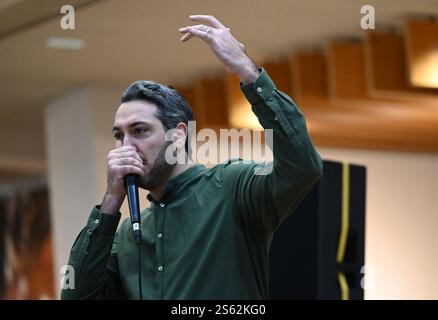 Berlino, Germania. 15 gennaio 2025. Performance Beatbox di Daniel Mandolini "mando Beatbox" durante la conferenza stampa del Landesmusikrat di Berlino sullo strumento dell'anno 2025. Crediti: David Hammersen/dpa/Alamy Live News Foto Stock