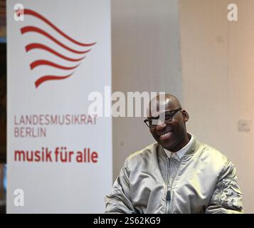 Berlino, Germania. 15 gennaio 2025. Joe Chialo (CDU), senatore per la cultura e la coesione sociale, durante una conferenza stampa del Landesmusikrat di Berlino sullo strumento dell'anno 2025. Crediti: David Hammersen/dpa/Alamy Live News Foto Stock