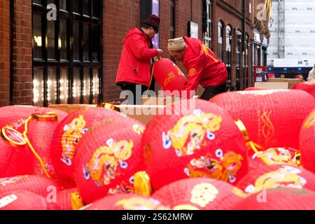 Chinatown, Londra, Regno Unito. 15 gennaio 2025. Chinatown a Londra si prepara per il capodanno cinese del serpente. Crediti: Matthew Chattle/Alamy Live News Foto Stock