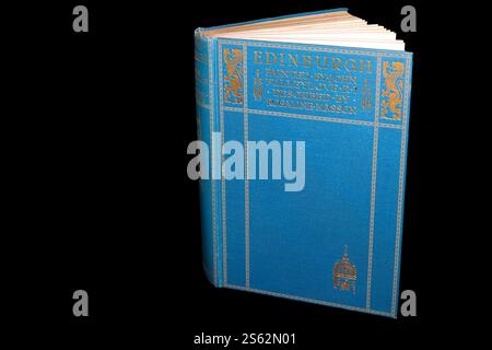 L'edizione 1912, copertina anteriore con titoli e decorazioni dorate, di Edimburgo, dipinta da John Fulleylove, di Rosaline Masson. Foto Stock