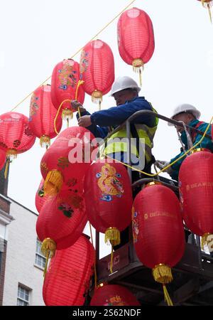 Chinatown, Londra, Regno Unito. 15 gennaio 2025. Chinatown a Londra si prepara per il capodanno cinese del serpente. Crediti: Matthew Chattle/Alamy Live News Foto Stock