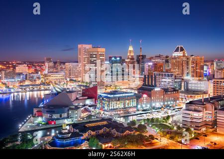 Baltimore, Maryland, Stati Uniti d'America Skyline sul Porto Interno al crepuscolo. Foto Stock