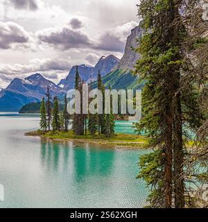 Spirit Island in formato quadrato con pini di legno, parco nazionale di Jasper, Canada. Foto Stock