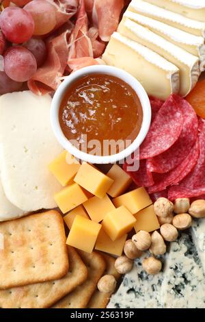 Diversi tipi di formaggio tagliato e altri spuntini, vista dall'alto Foto Stock