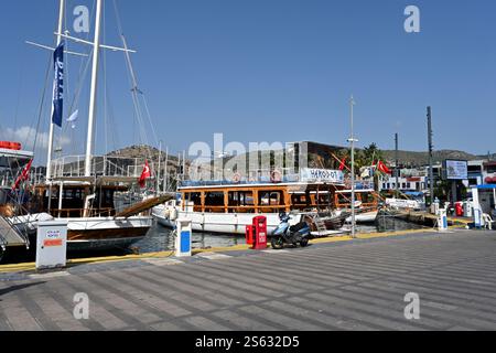 La passeggiata principale nel porto di Bodrum in Turchia costeggia il porto turistico, con caicco. Foto Stock