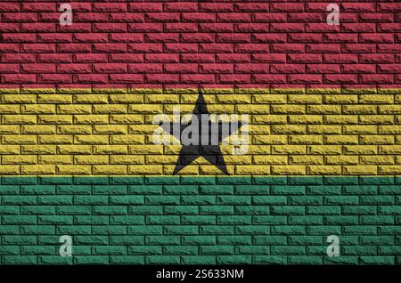 Il Ghana bandiera è dipinta su un vecchio muro di mattoni Foto Stock