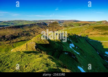 L'alta valle di dove conduce alla brughiera di Axe Edge da Chrome Hill, Peak District National Park Foto Stock