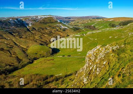 L'alta valle di dove conduce alla brughiera di Axe Edge da Chrome Hill, Peak District National Park Foto Stock