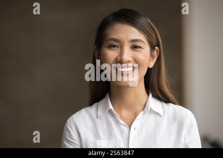 Primo piano ritratto della giovane donna d'affari asiatica Foto Stock