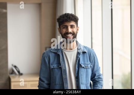 Ritratto di un uomo d'affari arabo, sorridente, in posa per la macchina fotografica Foto Stock