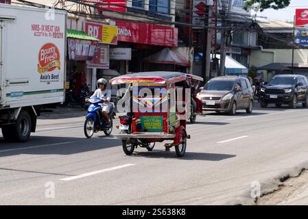 Zamboanga, Filippine - 29 agosto 2024: Triciclo nella strada principale dell'isola di Mindanao. Foto Stock