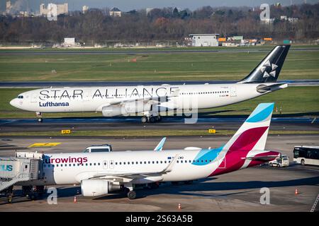 Lufthansa Airbus A340 sulla strada per il decollo, Eurowings Airbus al terminal, aeroporto di Düsseldorf, DUS, Renania settentrionale-Vestfalia, Germania Foto Stock