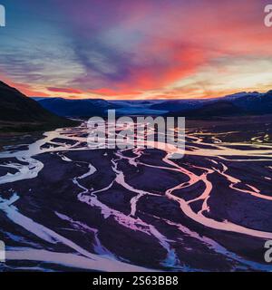 Vista aerea del vibrante tramonto sui fiumi intrecciati vicino al ghiacciaio Hoffellsjökull, nel sud dell'Islanda Foto Stock