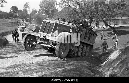 Tedesco truppe della Wehrmacht in SdKfz 6 a mezza via da un veicolo militare nei pressi di Sambor in Polonia nel 1939 durante l invasione della Polonia. La zona è ora chiamato Sambir in Ucraina. Foto Stock