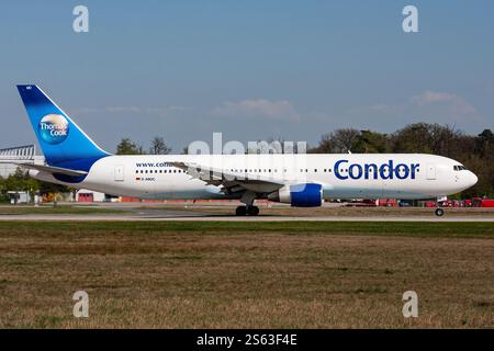 Boeing 767-300 Condor tedesco con registrazione D-ABUC al decollo sulla pista 18 dell'aeroporto di Francoforte Foto Stock