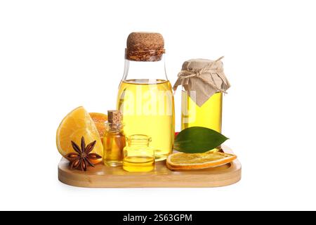 Bottiglie di olio essenziale arancione e anice stellato su sfondo bianco Foto Stock