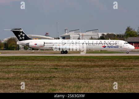 Spagnolo Spanair McDonnell Douglas MD-83 in livrea Star Alliance con registrazione EC-GVO al decollo sulla pista 18 dell'aeroporto di Francoforte Foto Stock