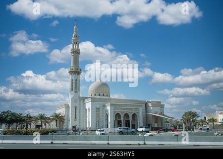 Ingresso alla Moschea Sheikh Zayed di Abu Dhabi, Emirati Arabi Uniti. Grande Moschea nella capitale. 28 gennaio 2024 Foto Stock