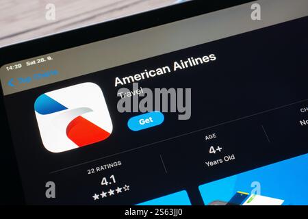 OSTRAVA, CZECHIA - 28 SETTEMBRE 2024: App Store con l'applicazione mobile per viaggi delle compagnie aeree americane Foto Stock
