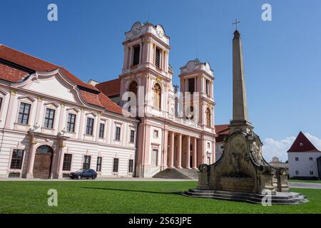 FURTH, AUSTRIA - 30 LUGLIO 2021: Due torri dell'abbazia di Gottweig, monastero benedettino e Brunnenobelisco vicino a Krems nella bassa Austria Foto Stock