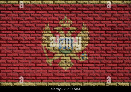 Bandiera del Montenegro è dipinta su un vecchio muro di mattoni Foto Stock