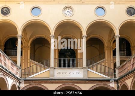 Bologna, Italia - 15 settembre 2024: Veduta del cortile interno del Museo Civico Archeologico Foto Stock