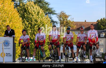 Chartres, Francia - 13 ottobre 2019: Il team Cofidis Solutions Credits è sul podio di Chartres, durante la presentazione dei team prima dell'autunno Fren Foto Stock