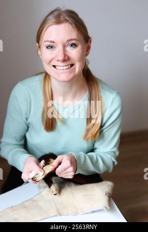 skinner donna professionista, pelliccia che lavora con pelle di visone presso l'atelier, l'officina. Foto Stock