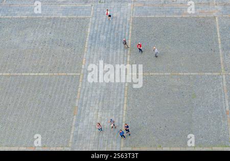 Amiens, Francia, 3 luglio 2023: Piccole figure persone turisti in piazza Notre Dame vicino alla basilica cattedrale di nostra Signora chiesa cattolica in Ol Foto Stock