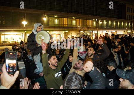 Berlino, Germania. 15 gennaio 2025. Numerose persone celebrano il cessate il fuoco tra Israele e Hamas a Hermannplatz. Crediti: Jörg Carstensen/dpa/Alamy Live News Foto Stock