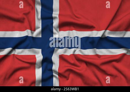 La bandiera norvegese è raffigurata su un tessuto sportivo con molte pieghe. Striscione ondulato del team sportivo. La bandiera norvegese è raffigurata su un tessuto sportivo con Foto Stock