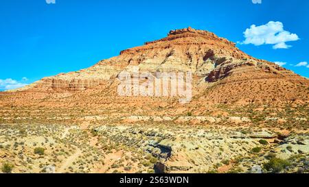 Aerea della formazione di rocce stratificate nel paesaggio del deserto dello Utah Foto Stock