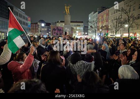 Berlino, Germania. 15 gennaio 2025. Numerose persone celebrano il cessate il fuoco concordato tra Israele e Hamas a Hermannplatz. Crediti: Jörg Carstensen/dpa/Alamy Live News Foto Stock