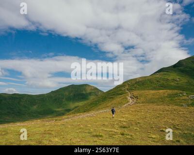 Uomo che cammina Ben Lawers in Scozia in un giorno d'estate Foto Stock