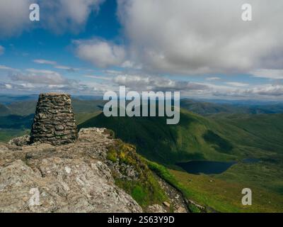 Uomo che fa trekking a Beinn Ghlas in Scozia in un giorno d'estate Foto Stock