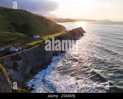 Vista aerea del famoso flysch di Zumaia, Paesi Baschi, Spagna. Foto Stock