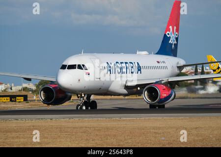 AirSERBIA Airbus A319-132 atterra all'aeroporto Humberto Delgado di Lisbona Foto Stock
