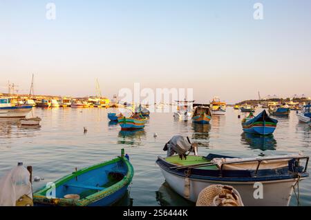 Un grande specchio d'acqua con molte barche galleggianti su di esso. Le barche sono di varie dimensioni e colori, e alcune sono ancorate alla riva. La scena ha una p Foto Stock