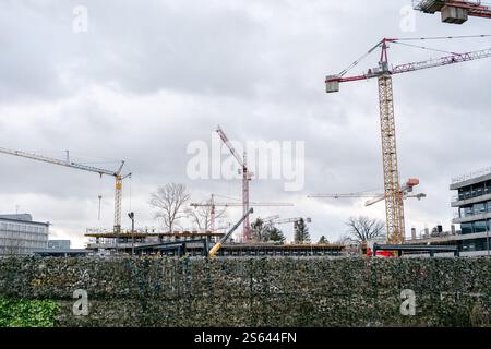 Gru per la costruzione del cantiere costruzione di un nuovo hotel Foto Stock