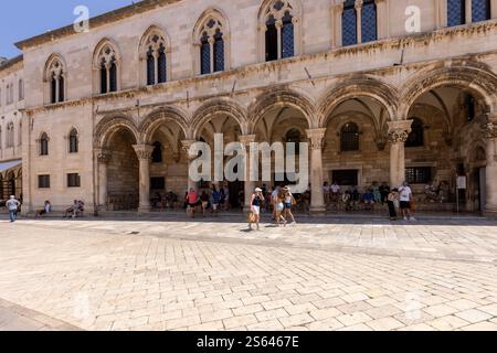Dubrovnik, Croazia - 27 giugno 2023: Palazzo medievale del Rettore situato in Piazza Luza. E' un posto importante nella citta' vecchia che circonda le Mura della Citta' Foto Stock
