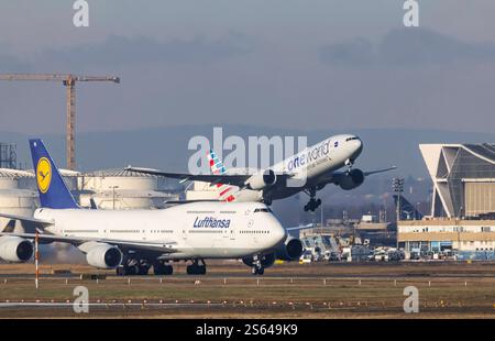 Flugzeug beim Start am Flughafen Fraport a Francoforte sul meno. Luftfahrzeugkennzeichen: N791AN, Boeing 777-200, American Airlines. // 13.01.2025: Francoforte sul meno, Assia, Germania. *** Aeromobili in decollo all'aeroporto di Fraport a Francoforte sul meno immatricolazione degli aeromobili N791AN, Boeing 777 200, American Airlines 13 01 2025 Francoforte sul meno, Assia, Germania Foto Stock