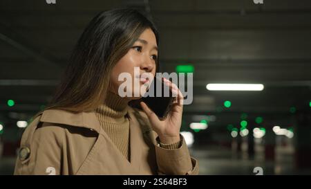 Stressante donna asiatica ragazza parlare telefono arrabbiato donna d'affari infastidito chiamare smartphone risolvere problemi di business conflitto turbato signora cinese che argomenta cellulare Foto Stock