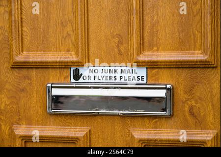No posta indesiderata o volantini si prega di firmare sopra una casella di lettere su una porta di casa, Scozia, Regno Unito, Europa Foto Stock
