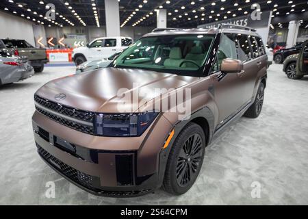 Detroit, Michigan, Stati Uniti. 15 gennaio 2025. L'ibrido Hundai Santa Fe al Detroit Auto Show del 2025. Crediti: Jim West/Alamy Live News Foto Stock