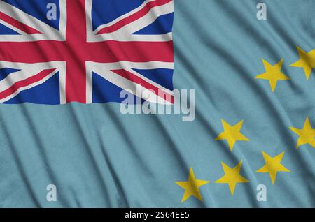 La bandiera delle Tuvalu è raffigurata su un tessuto sportivo con molte pieghe. Striscione ondulato del team sportivo. La bandiera Tuvalu è raffigurata su un tessuto sportivo con Foto Stock