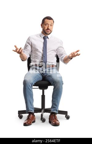 Uomo pensivo seduto su una sedia da ufficio isolato su sfondo bianco Foto Stock