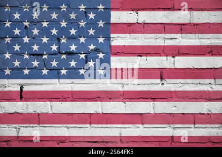 Stati Uniti d'America bandiera è dipinta su un vecchio muro di mattoni Foto Stock
