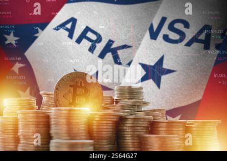 Bandiera dello stato dell'Arkansas e una grande quantità di bitcoin d'oro e grafico della piattaforma di trading. Concetto di valuta cripto. Arkansas bandiera dello stato americano e grande Foto Stock